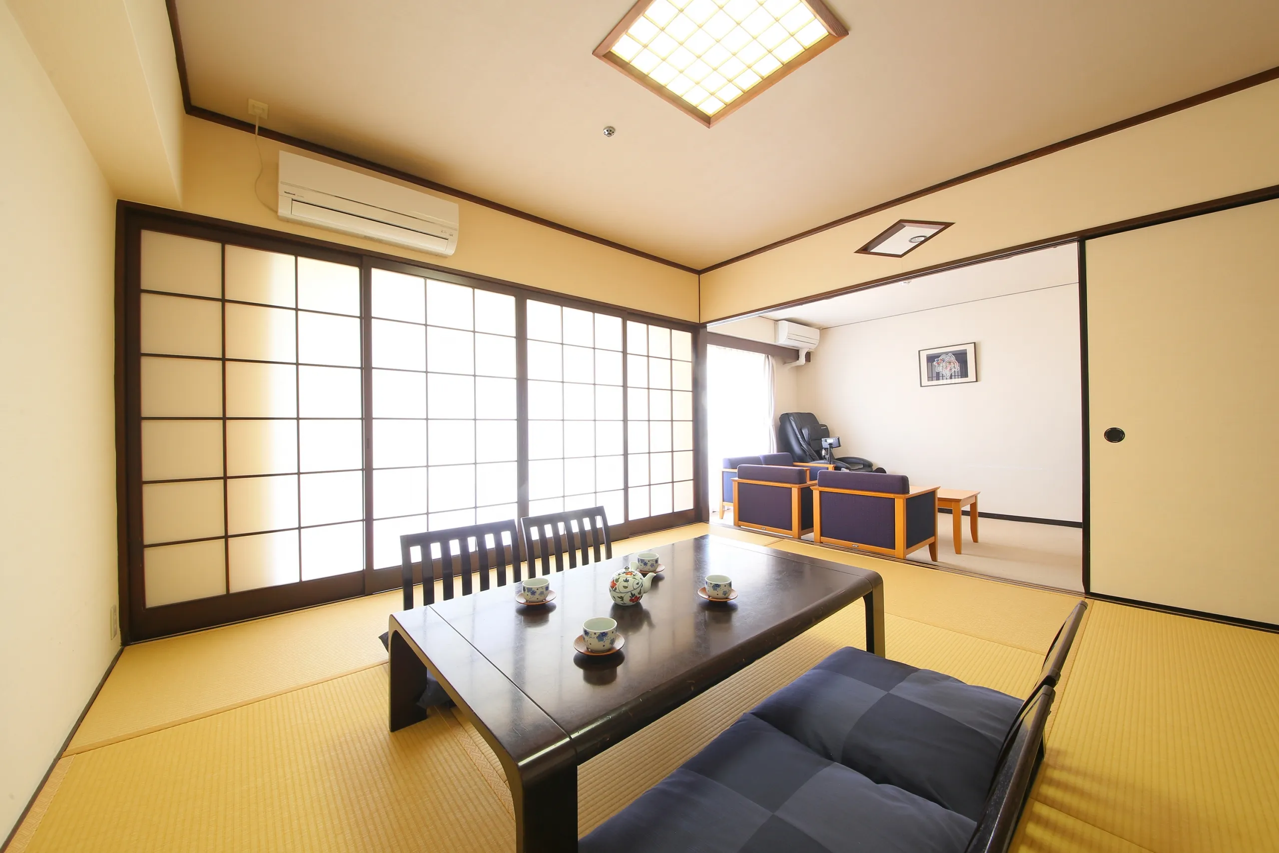 和室と洋室を備えた3世代でご利用いただける広々とした客室。